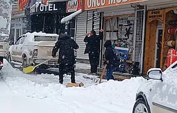 Esnaflar dükkan önlerini kaldırımları temizledi