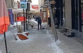 Esnaflar kaldırımlardaki buzları kendi imkânlarıyla temizliyor