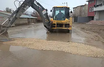 Gündoğdu Mahallesi'nde yol bakım onarım çalışması