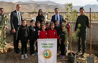 Gürpınar'da fidanlar toprakla buluştu