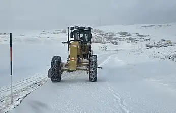 Gürpınar'da kar mesaisi aralıksız sürüyor