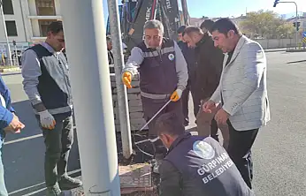 Gürpınar'da orta refüj düzenleme çalışmaları devam ediyor