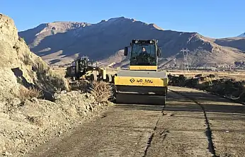 Gürpınar'da yol çalışmaları sürüyor