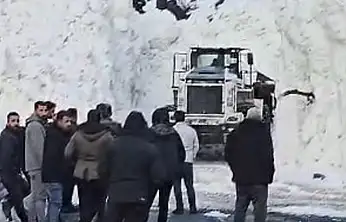 Hakkâri'de çığ alarmı: Van ve Şırnak yolu kapanıp yeniden açıldı
