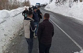 Hakkari-Van kara yoluna çığ düştü