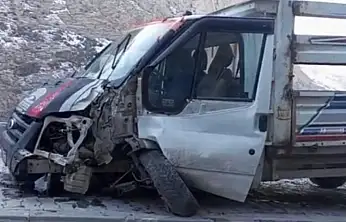 Hakkari-Van kara yolunda kontrolden çıkan kamyonet direğe çarptı