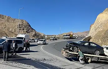 Hakkari-Van karayolunda trafik kazası: 3 yaralı