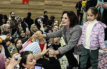 Hülya Koçyiğit Van'da sevenleriyle buluştu