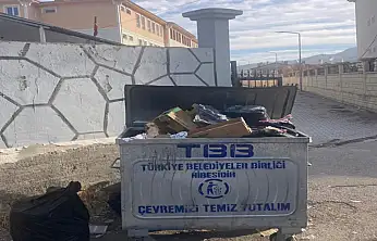 İki okulun önünde sadece 1 çöp konteyneri var