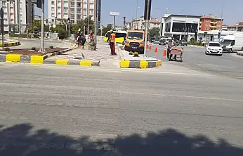 İpekyolu Caddesi Kale Kavşağı'nda tretuvar boyama çalışması