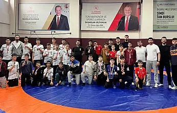 İpekyolu'nun genç güreşçileri Van'da madalyaları topladı
