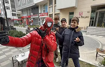 İzmirli Spiderman'den Van Gölü'ne dikkat çeken dalış