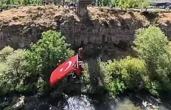 JAK timinden Muradiye Şelalesi'nde bayraklı kutlama