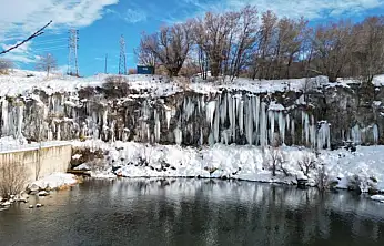 Kanyonda oluşan metrelerce boydaki buz sarkıtları görsel şölen sunuyor