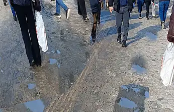 Kar yağışı sonrası kaldırımlarda su birikintileri oluştu