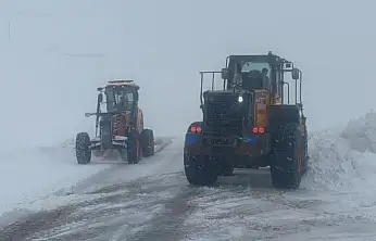 Karabet Geçidi'nde kar temizleme çalışması devam ediyor