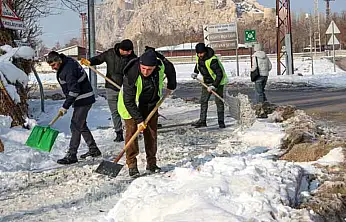 Karla mücadele kahramanları zorlu şartlarda görev başında