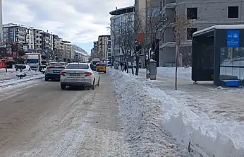 Karla mücadelede en büyük sorun: Park halindeki araçlar