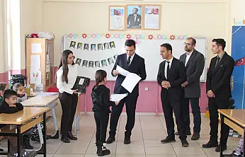 Kaymakam Kılıç, öğrencilerin karne sevincine ortak oldu