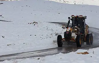 Kırsal mahallelerde kardan dolayı kapanan yollar ulaşıma açıldı