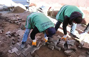 Kışla Caddesi'nde parke taşı döşeme çalışması
