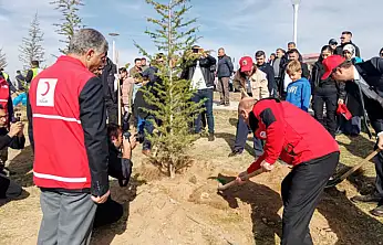 Kızılay gönüllülerinden fidan dikme etkinliği