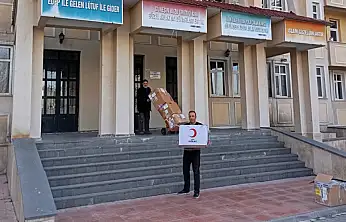 Kızılay'ın Erciş'teki giyim yardımı yüzleri güldürdü