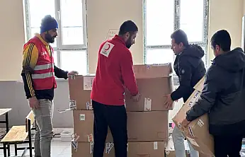 Kızılay Muradiye Şubesi, ihtiyaç sahibi öğrencilerin yanında