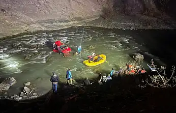 Kontrolden çıkan otomobil Zap Suyu'na uçtu