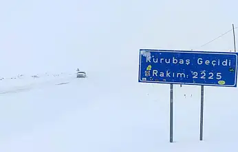 Kurubaş Geçidi'nde kar yağışı ve sis etkili oluyor