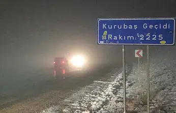Kurubaş Geçidi'nde yoğun kar yağışı ve sis etkili oldu