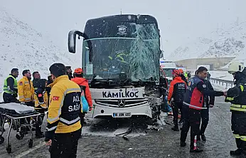 Marmaris'ten Van'a gelen yolcu otobüsü kaza yaptı
