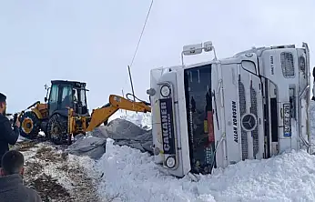 Muradiye'de gizli buzlanmadan dolayı tır devrildi