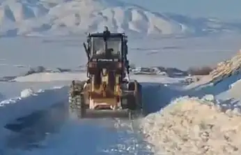 Muradiye'de karla mücadele sürüyor