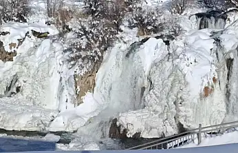 Muradiye Şelalesi buz tuttu