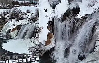 Muradiye Şelalesi güzelliğiyle mest ediyor