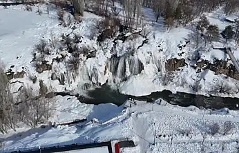 Muradiye Şelalesi kış masalına dönüştü