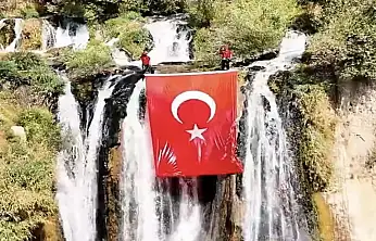 Muradiye Şelalesi'nde Türk bayrağı dalgalandı
