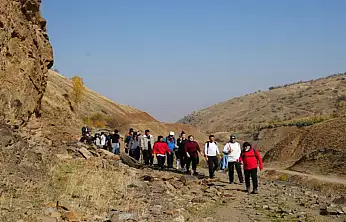 Muş'un ünlü bağlarına doğa yürüyüşü
