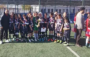 Özalplı kız futbol takımı il birincisi oldu