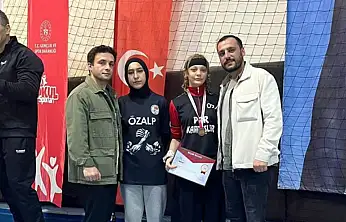 Özalplı öğrenci bilek güreşinde Türkiye üçüncüsü oldu