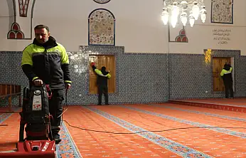 Ramazan öncesi camilerde gül kokulu temizlik sürüyor