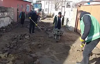 Salihiye Mahallesi'nde parke yama çalışması
