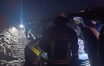 Seyir halindeyken yanan aracın motoruna karla müdahale