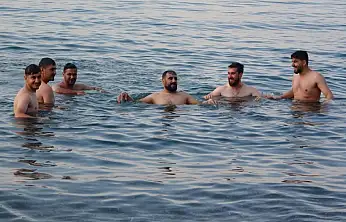 Sıcaktan bunalanlar Van Gölü'nde yüzerek serinliyor