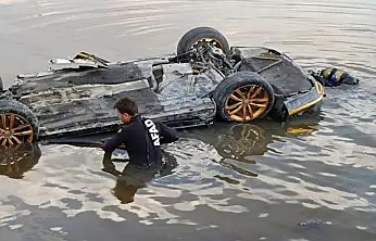 Sulak alana uçan otomobilden çıkarılan 3 kişi hastaneye kaldırıldı