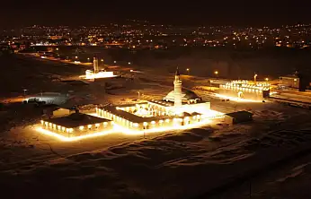 Tarihi Hüsrev Paşa Camii'nde gece ışıltısı