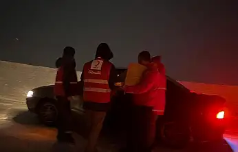 Tendürek geçidi'nde mahsur kalan sürücülere Kızılay'dan destek