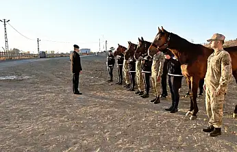Tuğgeneral Avkıran'dan atlı jandarma timine ziyaret