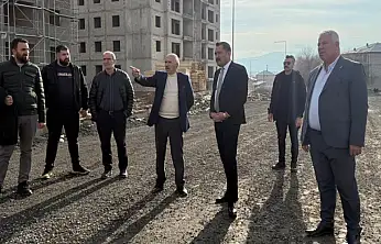 Türkmenoğlu, yapımı devam eden TOKİ konutlarını inceledi